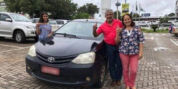 Walter Rivasplata con su auto de un millón de kilómetros (Web)