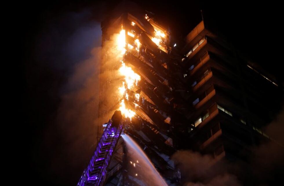Chile: en medio de las protestas, se incendió un edificio del centro de Santiago