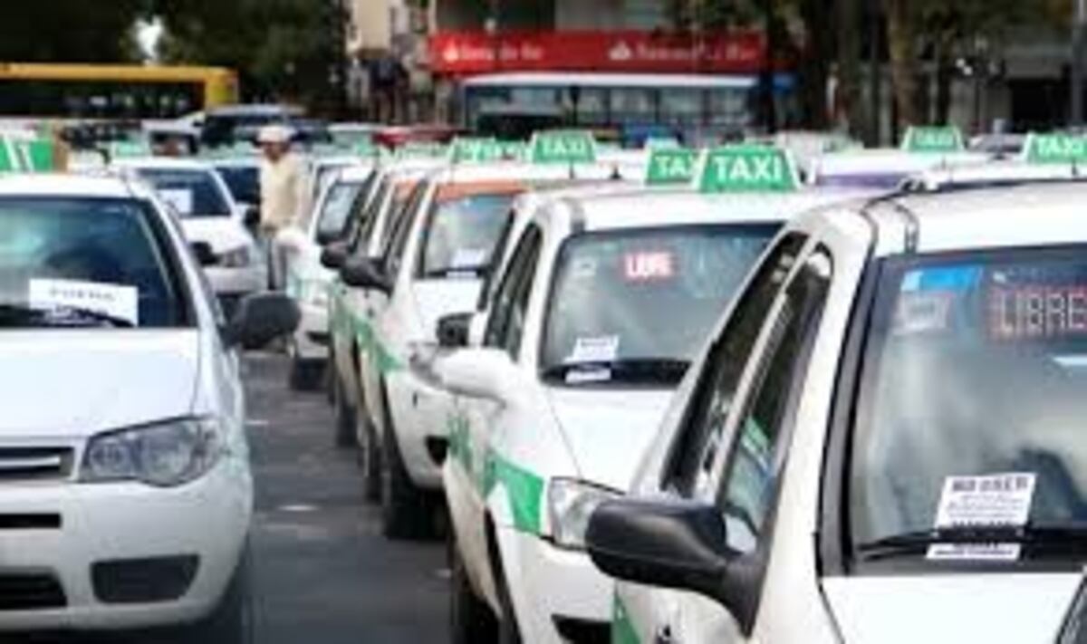 Taxistas platenses marchan en contra de Uber