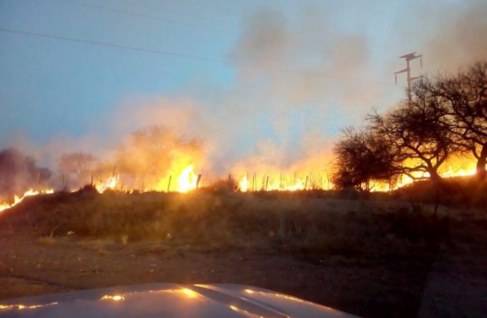 Bomberos sofocaron incendios en El Volcán y Estancia Grande