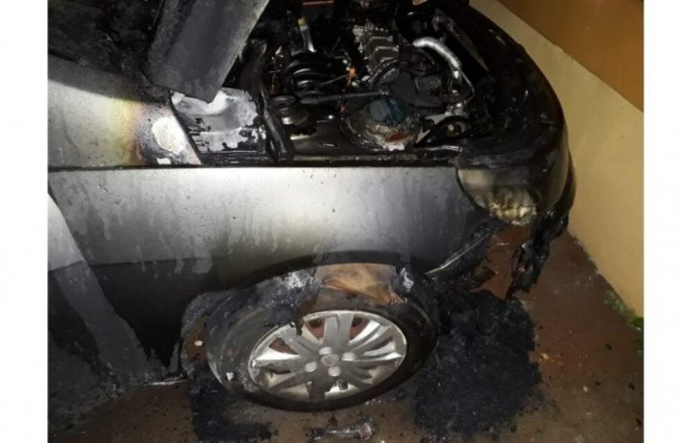 Investigan el incendio que sufrió un auto estacionado en Oberá