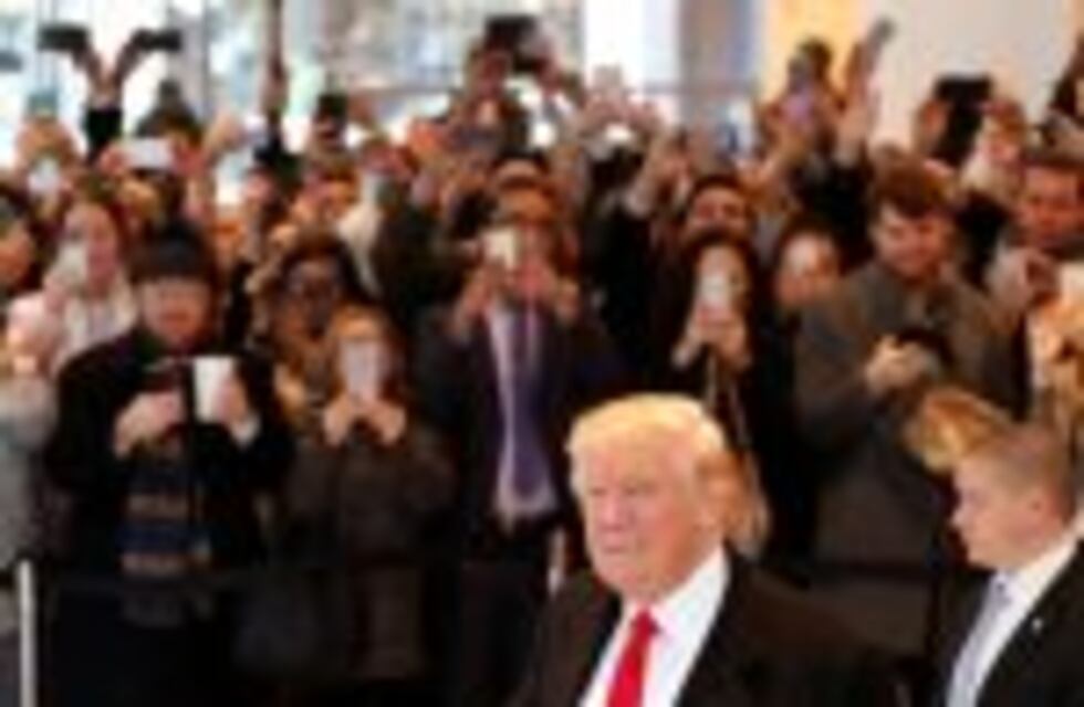 Donald Trump fue a The New York Times y negó que su asesor estratégico sea racista