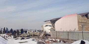Almaty (Kazakhstan), 27/12/2019\u002E- A handout photo made available by the press service of the Committee for Emergency Situations of the Ministry of Internal Affairs of the Republic of Kazakhstan (EMERCOM) shows rescuers working at the site of an airplane crash near Almaty airport, some 20km from the city of Almaty, Kazakhstan, 27 December 2019\u002E According to media reports, at least 14 people have died and over 60 were injured after a Bek Air's Fokker 100 passenger plane with around 100 people on board crashed shortly after taking off from Almaty airport\u002E The flight was en-route from Almaty, the country's largest city, to the capital Nur-Sultan\u002E The cause of the incident is yet unknown\u002E (Kazajstán) EFE/EPA/COMMITTEE FOR EMERGENCY SITUATIONS OF KAZAKHSTAN HANDOUT -- BEST QUALITY AVAILABLE -- HANDOUT EDITORIAL USE ONLY/NO SALES