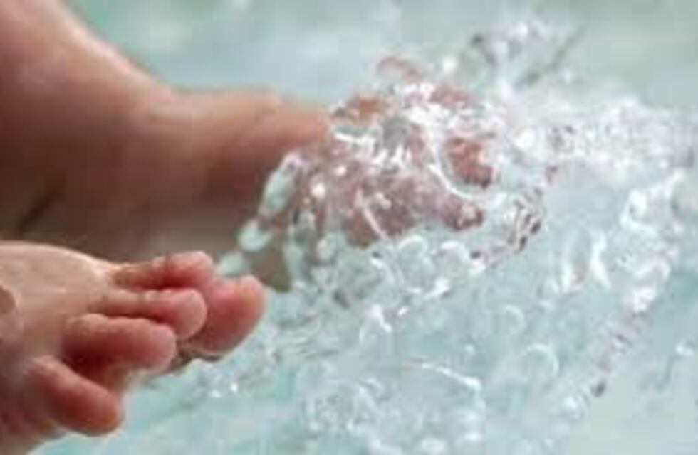 Un bebé de un año y medio está grave tras caer en una pelopincho