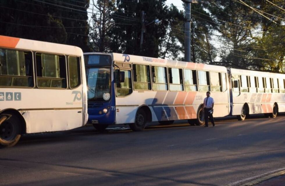 Dos colectivos se atascaron en Barrio Amep por el mal estado de las calles