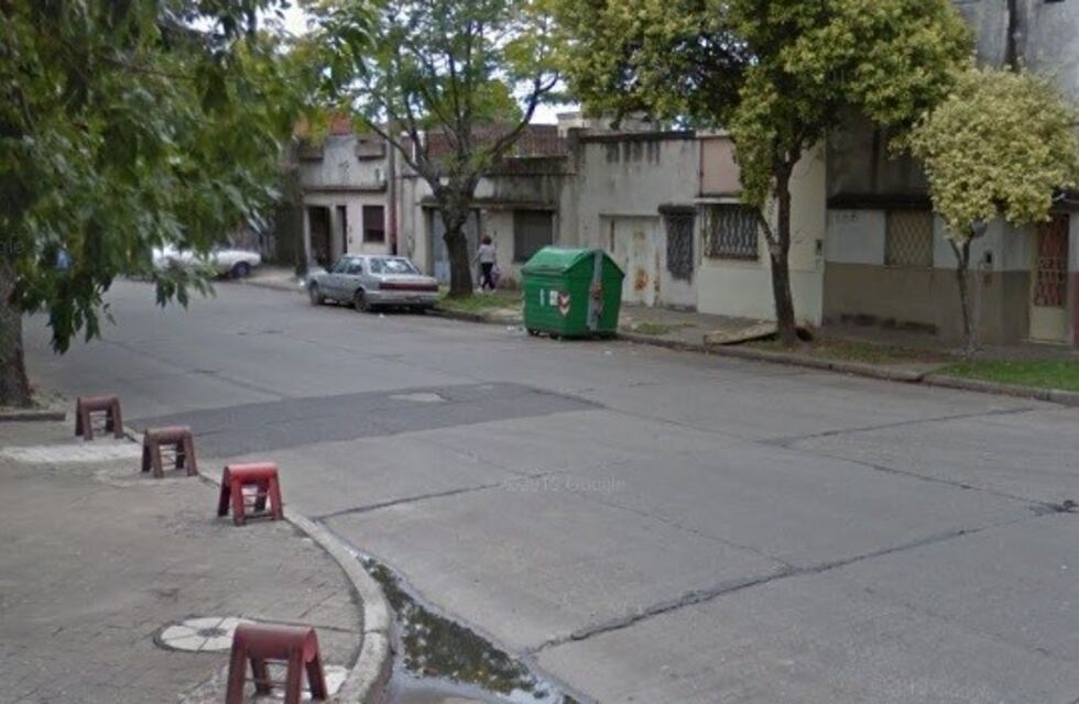 Recibió un tiro en el pecho y en una mano mientras cenaba en su casa