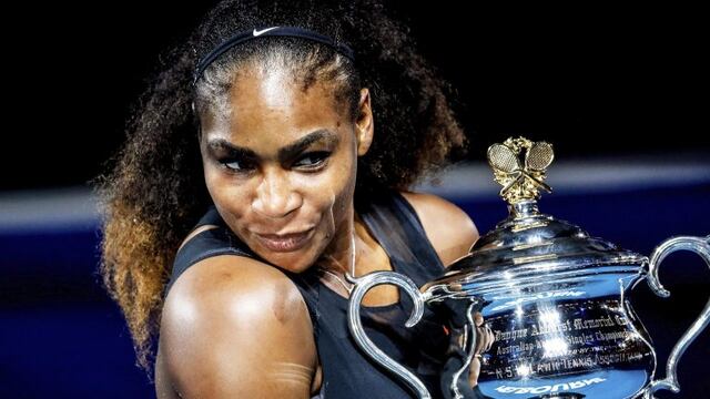 AOL1268 MELBOURNE (AUSTRALIA), 19/04/2017.- Fotografu00eda de archivo fechada el 28 de enero de 2017 que muestra a la tenista estadounidense Serena Williams mientras posa con su trofeo tras ganar el Abierto de Australia, en Melbourne en Australia. Williams an