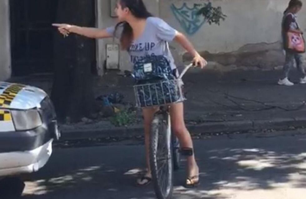 Una joven paró el tránsito y recriminó a un taxista que la piropeó
