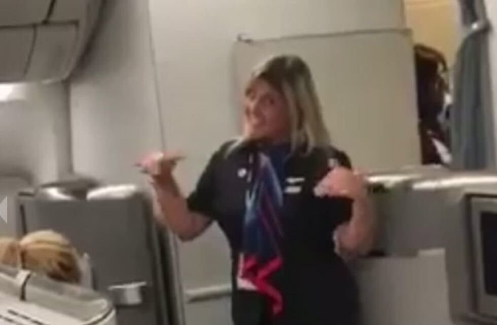 En pleno vuelo a Argentina, una azafata le bailó el "Waka Waka" a Shakira y Piqué