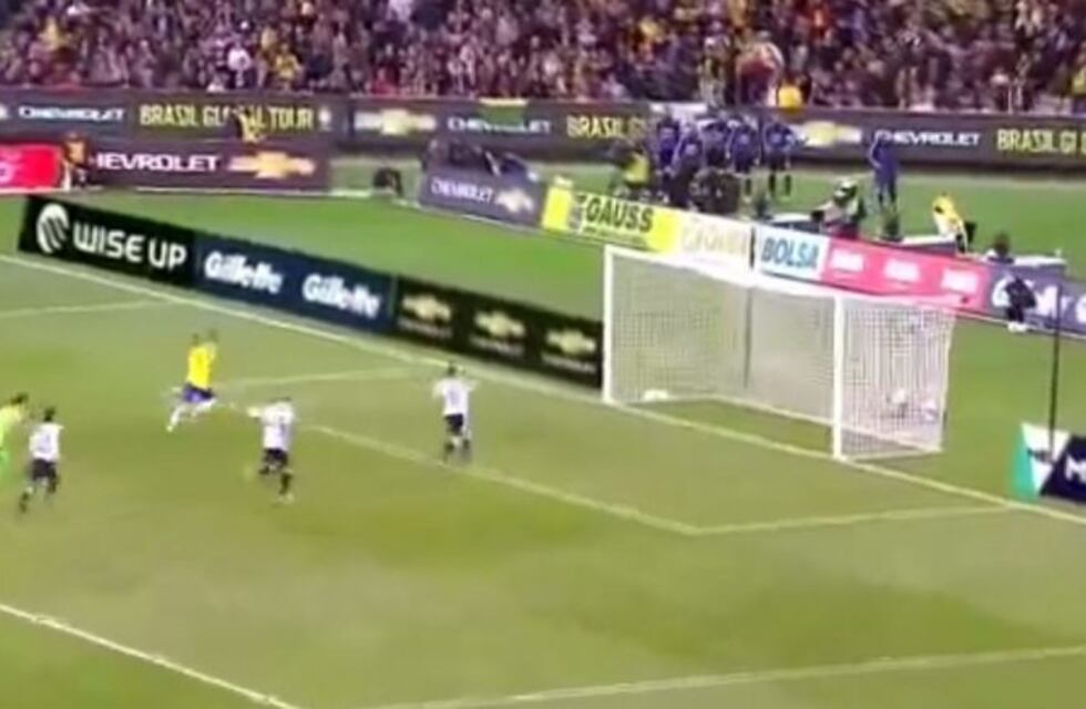 ¡Doble palo! La increíble jugada de Brasil que no terminó en gol de milagro