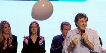 ARG010\u002E BUENOS AIRES (ARGENTINA)\u002E- 13/08/2017\u002E-El candidato del oficialista frente Cambiemos al Senado por la provincia de Buenos Aires, Esteban Bullrich (d), habla tras conocer los primeros resultados de las elecciones primarias hoy, domingo 13 de agosto de 2017, en Buenos Aires (Argentina)\u002E El presidente de Argentina, Mauricio Macri, celebró hoy la apuesta de los argentinos por el \