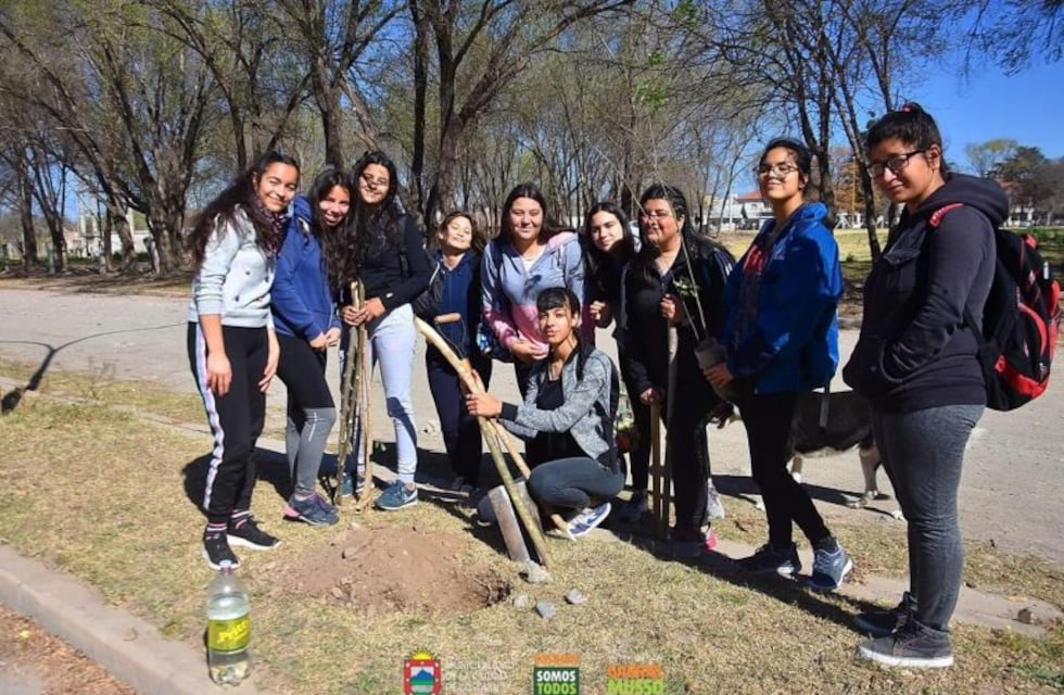 El día que Cosquín le regaló 40 árboles nativos a las sierras