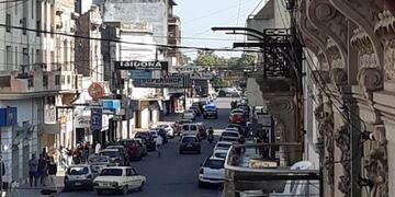 Mucho tránsito y largas colas en el centro de Azul en plena cuarentena