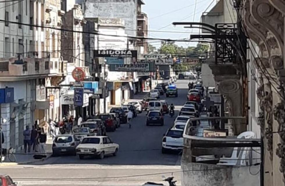 Mucho tránsito y largas colas en el centro de Azul en plena cuarentena
