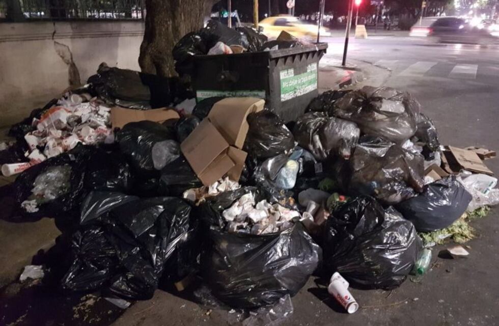 Pasan los días y se acumula la basura en Córdoba