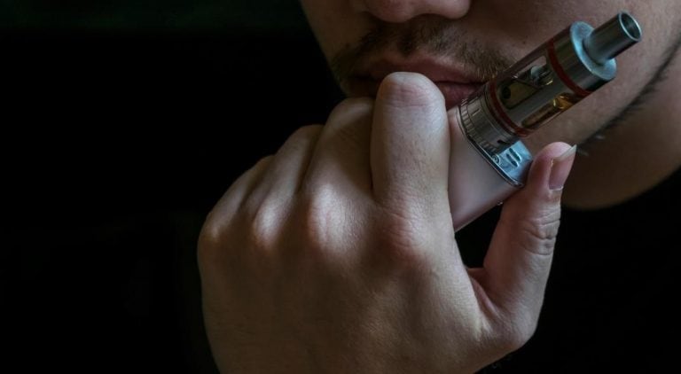 La ANMAT ratificó la prohibición para la importación, distribución y comercialización de "vapeadores" en el país.