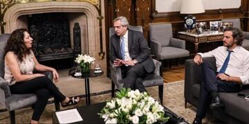 Crsitina Caamaño junto a Alberto Fernández y Santiago Cafiero en la Casa Rosada (Foto: web)