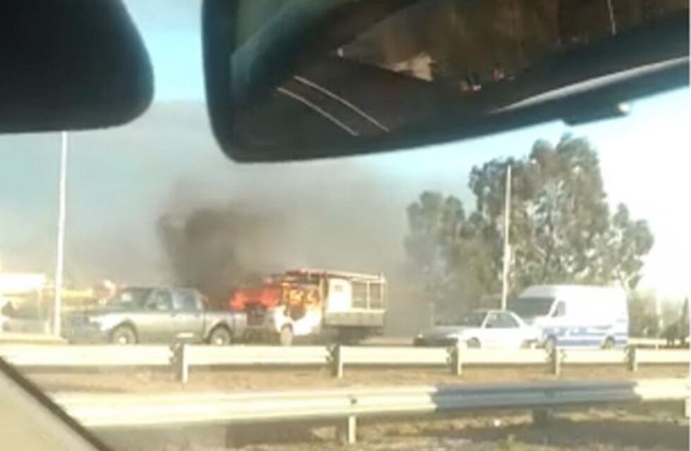 Pánico en el Acceso Sur: un camión se prendió fuego