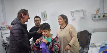 El propio David Nalbandian se encargó de recolectar los juguetes\u002E Y los chicos lo disfrutaron\u002E