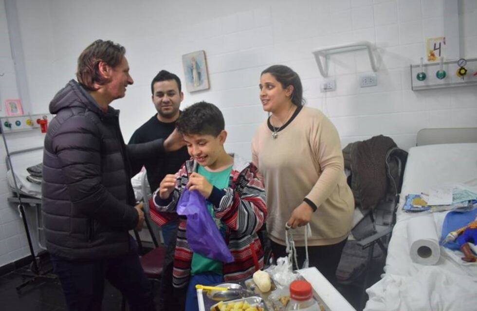 El Rey David repartió juguetes y sonrisas en el Hospital Pediátrico