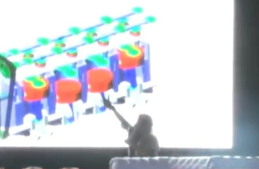 Video: tremenda caída de disertante en una conferencia del Motor Show de Río Cuarto