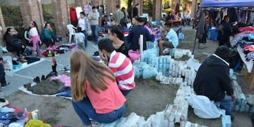 La gente usa el monumento para sentarse\u002E Foto: El Diario de la República\u002E