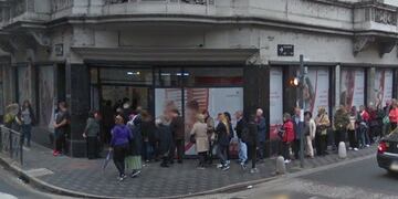 Un hombre falleció este lunes en la puerta de un banco céntrico\u002E (Street View)