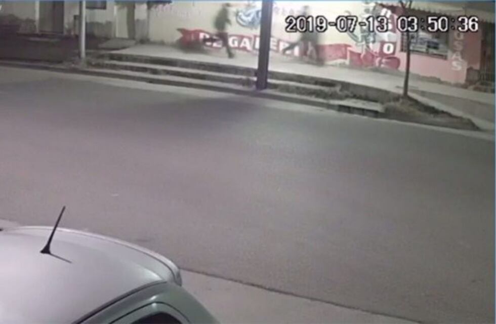 Video: Así escaparon los bandidos que balearon al taxista en Neuquén