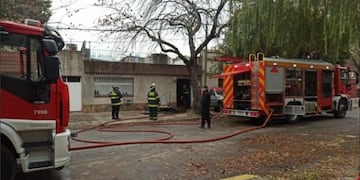 El incendio se originó en calle Tucumán al 4300\u002E (Radio 2)