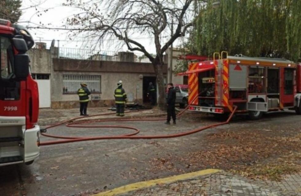 Tres hermanos se salvaron de un incendio en barrio Ludueña