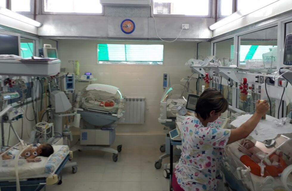 Paraná: una ambulancia chocó, la mujer que iba dentro dio a luz, y la bebé prematura necesita ayuda