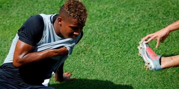 Wilmar Barrios, durante el entrenamiento de este martes con el plantel de Boca tras estar separado por el escándalo protagonizado junto a Edwin Cardona\u002E / AFP PHOTO / Emiliano Lasalvia