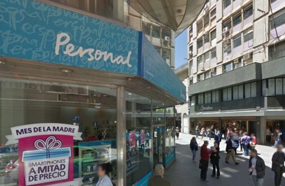 Destrozaron una fachada sobre peatonal Córdoba y se llevaron los teléfonos en exhibición