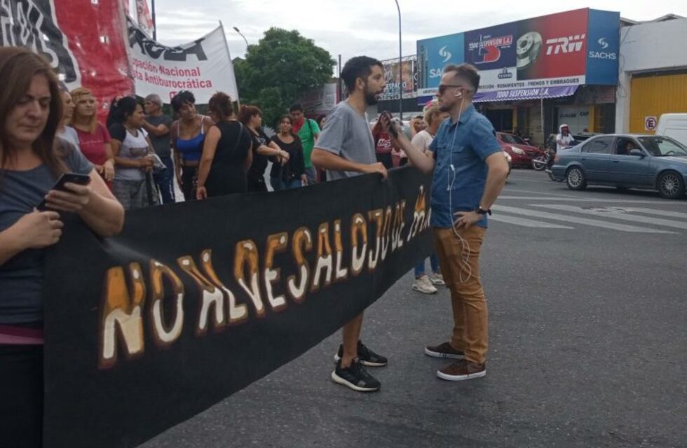 Está cortado el puente Centenario por una protesta de organizaciones sociales