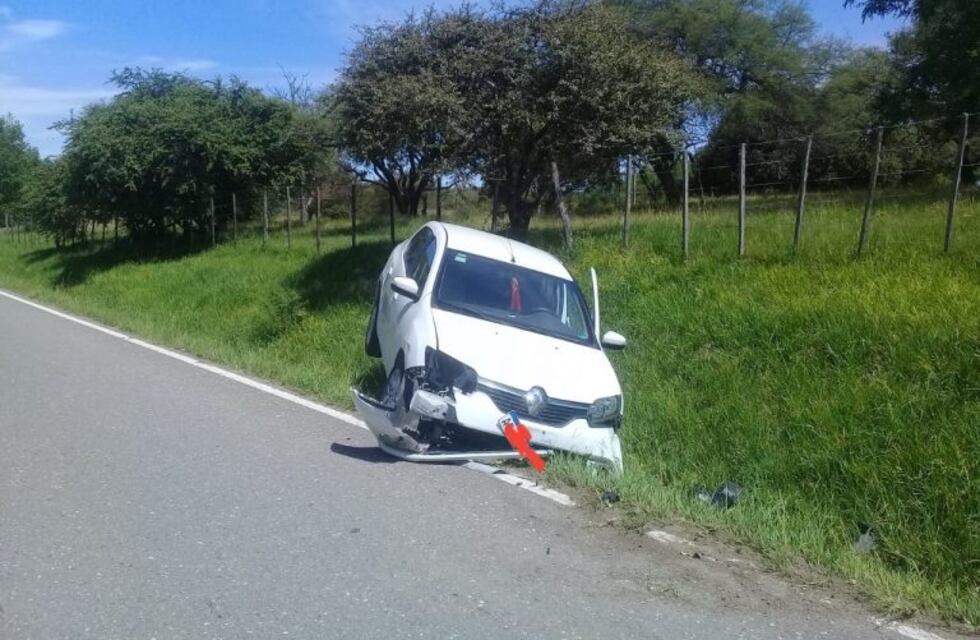 Mordió la banquina y golpeó frontalmente un montículo de tierra