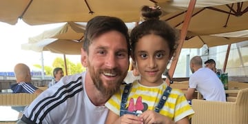 El astro del Barcelona aceptó gustoso el pedido de Mía\u002E (@angeldimariajm)