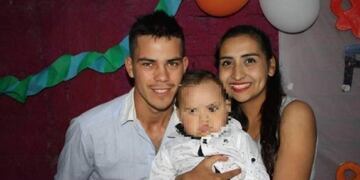 Emilce Guzmán junto a su esposo y su hijo de 1 año\u002E