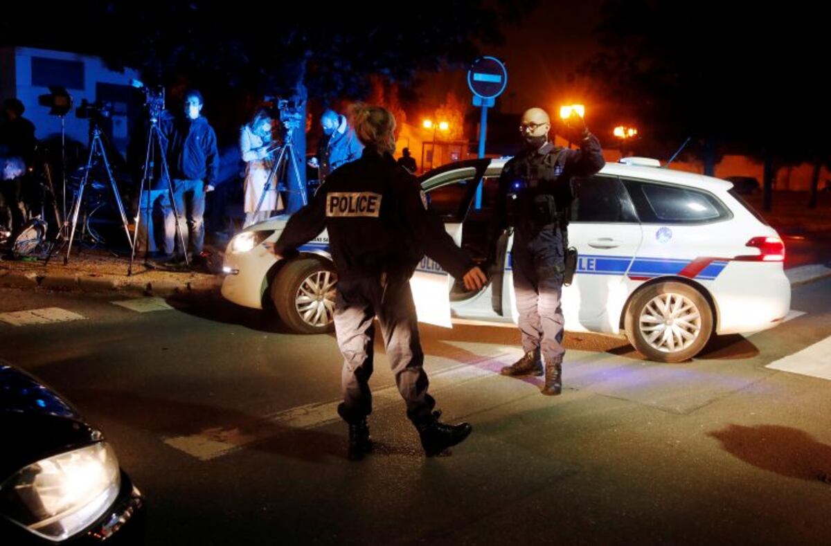 Police officers secure the area near the scene of a stabbing attack in the Paris suburb of Conflans St Honorine, France, October 16, 2020\u002E REUTERS/Charles Platiau