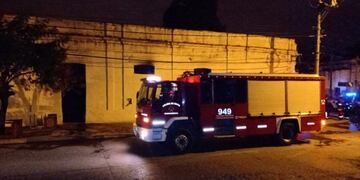 Incendio en Salta: bomberos rescataron a una mujer de 90 años