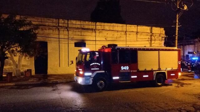 Incendio en Salta: bomberos rescataron a una mujer de 90 años