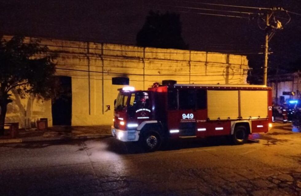 Incendio en Salta: bomberos rescataron a una mujer de 90 años