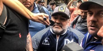 El DT entró al Ros Tower rodeado por sus colaboradores\u002E (@sc_espn)