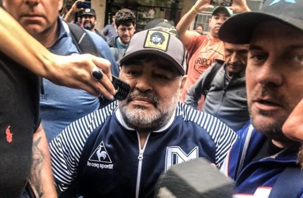 Maradona llegó a Rosario y miles de hinchas de Newell's fueron a saludarlo