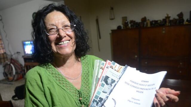 Olga muestra orgullosa sus apuntes, fieles compañeros durante el colegio\u002E