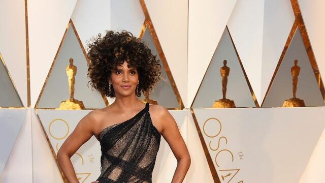 Halle Berry arrives at the Oscars on Sunday, Feb. 26, 2017, at the Dolby Theatre in Los Angeles. (Photo by Jordan Strauss/Invision/AP) california eeuu Halle Berry 89 entrega anual de los premios Oscar 2017 ceremonia de la entrega premio al cine oscars galardonados premiados invitados artistas