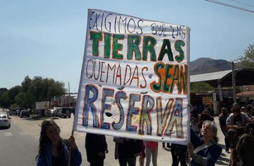 Vecinos autoconvocados se reúnen en una asamblea para debatir sobre el "ecocidio" en los montes nativos de Carlos Paz
