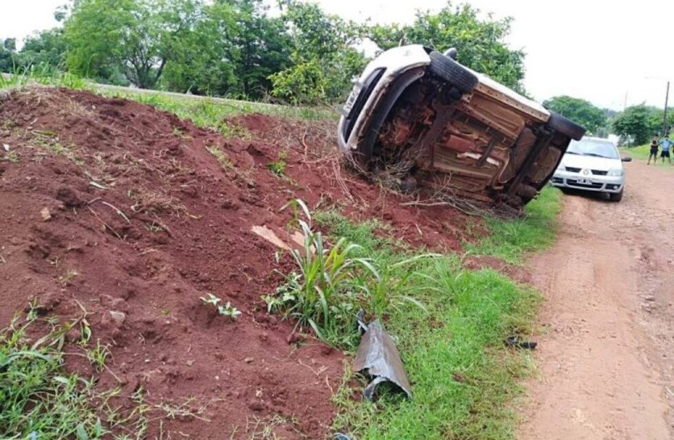 Una conductora perdió el control de su auto y volcó sobre Ruta 12