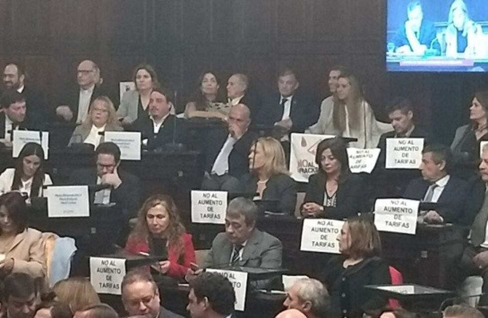 El anti Fracking y las tarifas, la protesta en silencio desde las bancas