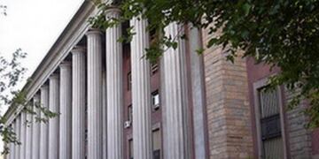 Un cartel en el ingreso al Palacio de Justicia sorprendió a propios y ajenos\u002E \