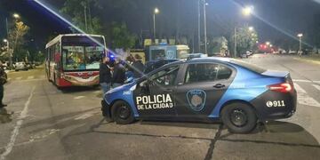 Una mujer policía mató a un ladrón de 15 años que subió a robar a un colectivo (Twitter)